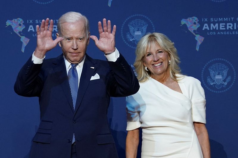 Presidente dos EUA, Joe Biden, e a esposa, Jill Biden, acenam na chegada à Cúpula das Américas, em Los Angeles