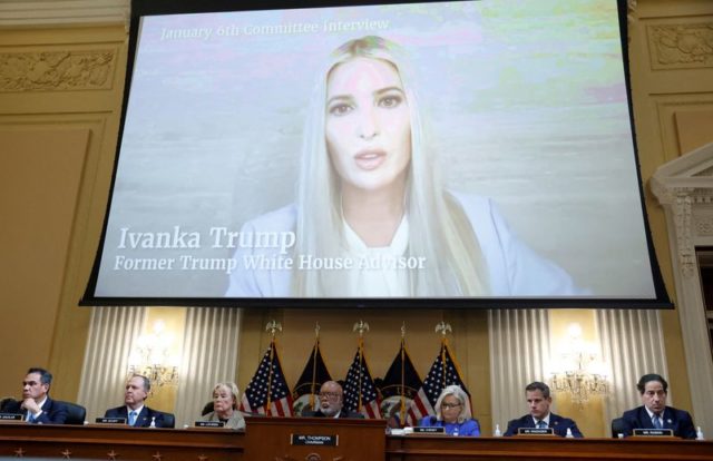 Ivanka Trump é vista em uma tela de vídeo durante audiência pública do comitê da Câmara para investigar ataque de 6 de janeiro ao Capitólio dos EUA