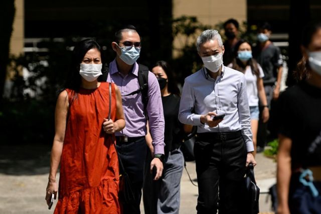 Pessoas usam máscaras de proteção facial em meio à onda da Ômicron em Cingapura