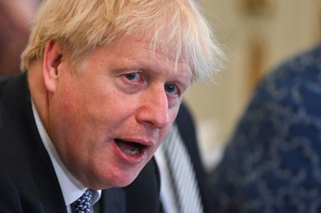 Premiê britânico, Boris Johnson, em reunião de gabinete em Downing Street, em Londres