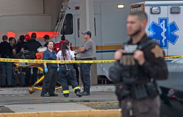Atirador mata três em shopping nos EUA antes de ser baleado por transeunte armado