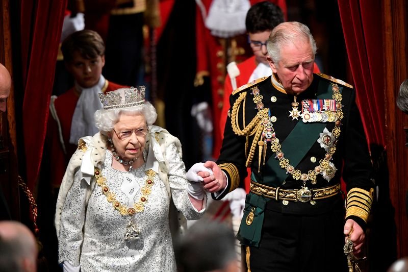 Rainha Elizabeth e o filho, príncipe Charles