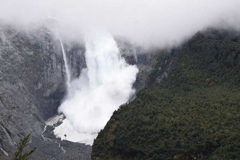 Uma geleira despenca em um rio no Parque Nacional Queulat, em Aysen, no Chile.
