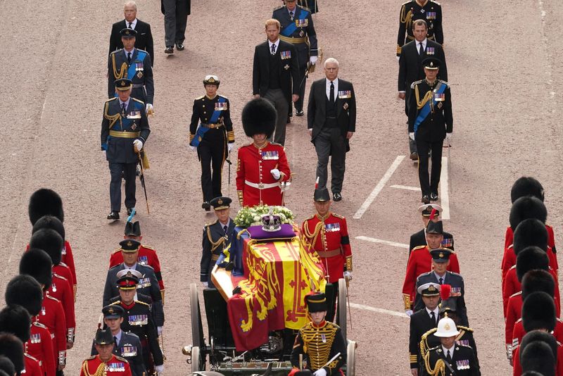 Multidões se reuniram no centro de Londres para testemunhar a rainha sendo levada do palácio até o Parlamento
