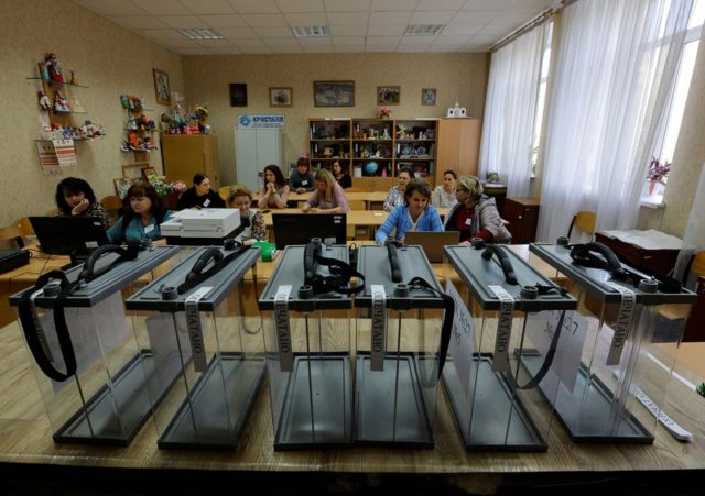 Rússia inicia votação de anexação em áreas ocupadas da Ucrânia; Ocidente condena "farsa"