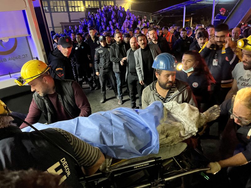 Trabalhador de mina de carvão é transportado até ambulância após explosão em Amasra, no norte da Turquia.Nilay Meryem Comlek/Depo Photos via REUTERS