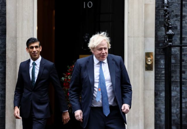 Boris Johnson e Rishi Sunak lideram corrida para ser o próximo primeiro-ministro do Reino Unido