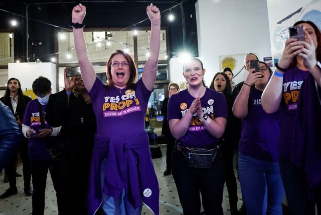 Mulheres comemoram resultado de votação em Michigan sobre direito ao aborto