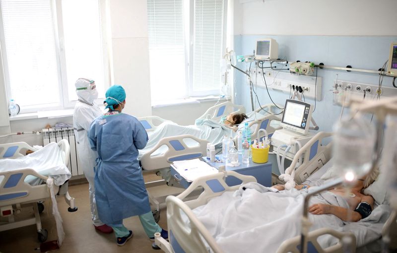 Profissionais de saúde tratam pacientes com Covid em Unidade de Terapia Intensiva de hospital em Sofia, na Bulgária