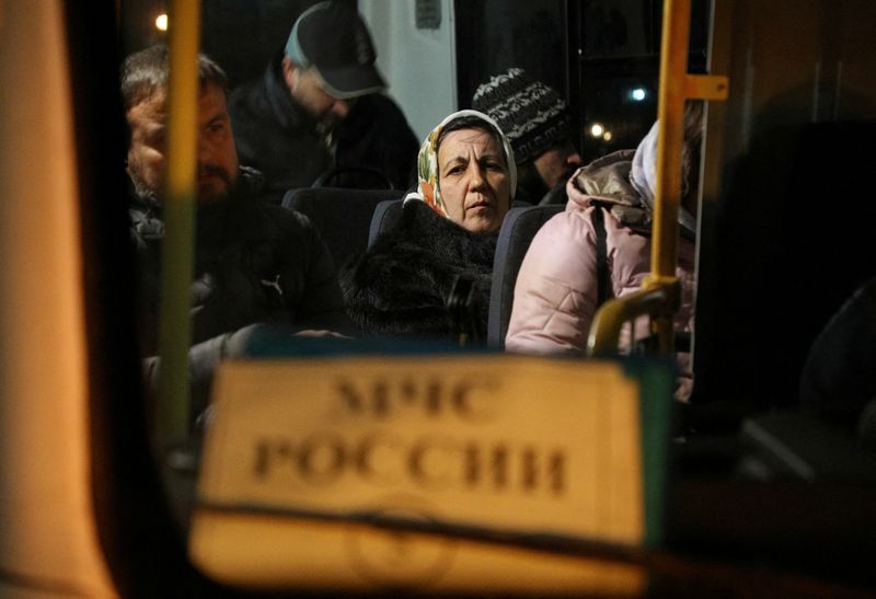 Civis retirados da parte controlada pela Rússia da região de Kherson chegam em Dzhankoi