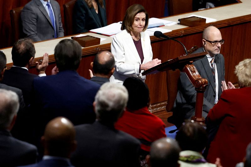 Nancy Pelosi é aplaudida por parlamentares na Câmara ao anunciar seus planos