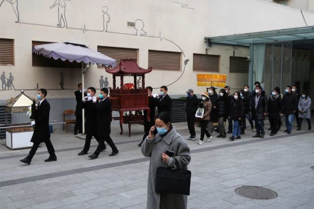 Hospitais e funerárias chinesas estão "extremamente ocupados" em meio a surto de Covid-19