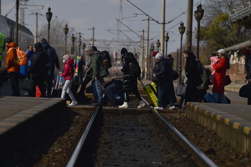 Pessoas fugindo da invasão da Ucrânia pela Rússia na estação ferroviária de Suceava, na Romênia