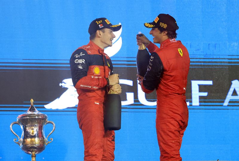 Charles Leclerc, da Ferrari, comemora no pódio depois de vencer a corrida com Carlos Sainz Jr., da Ferrari, segundo colocado