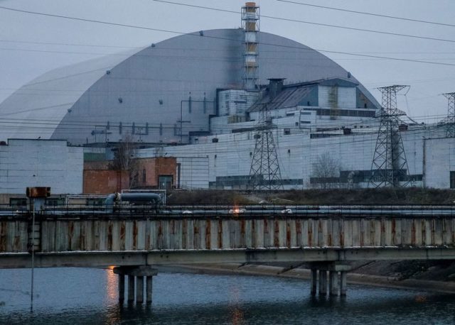Nova estrutura de confinamento sobre o antigo Sarcófago que cobre reator danificado da usina nuclear de Chernobyl, na Ucrânia