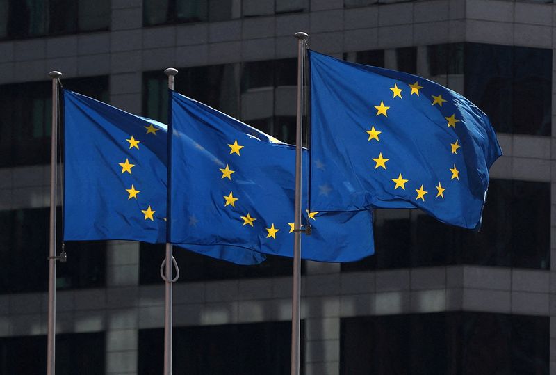 Bandeiras da UE na sede da Comissão Europeia em Bruxelas oligarcas