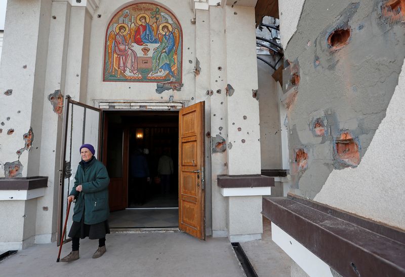Mulher deixa igreja durante missa da Páscoa Ortodoxa em Mariupol, na Ucrânia