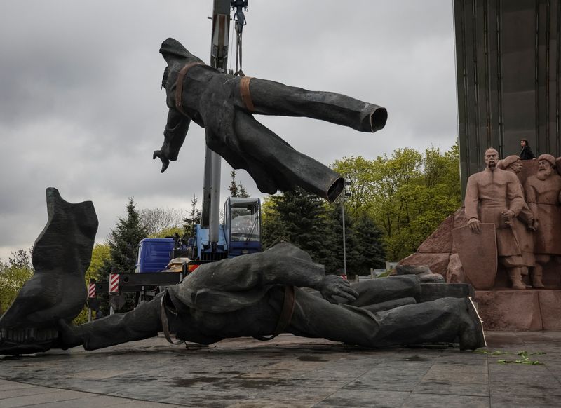 A estátua mostrava um trabalhador ucraniano e outro russo em um pedestal, segurando juntos uma ordem soviética de amizade. A estátua foi erguida em 1982