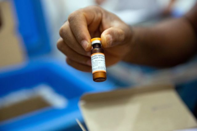 Frasco de vacina contra sarampo em base logística da ONG Médicos Sem Fronteiras na República Democrática do Congo