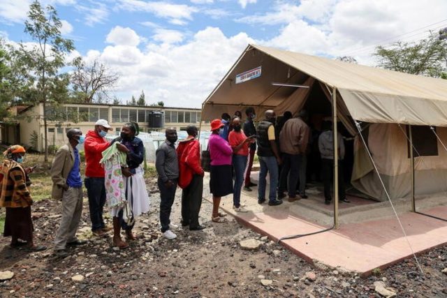 Pessoas fazem fila para receber vacina contra Covid-19 em Narok, no Quênia