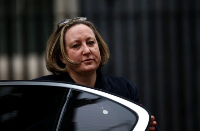 Ministra do Comércio do Reino Unido, Anne-Marie Trevelyan, deixa residência oficial do primeiro-ministro em Londres