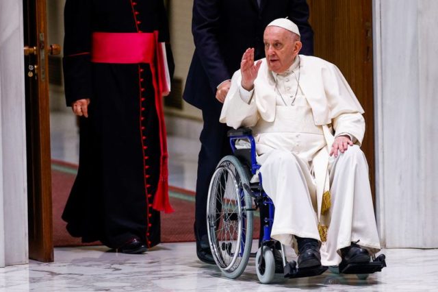 Papa usa cadeira de rodas em público pela primeira vez desde crise de dor no joelho