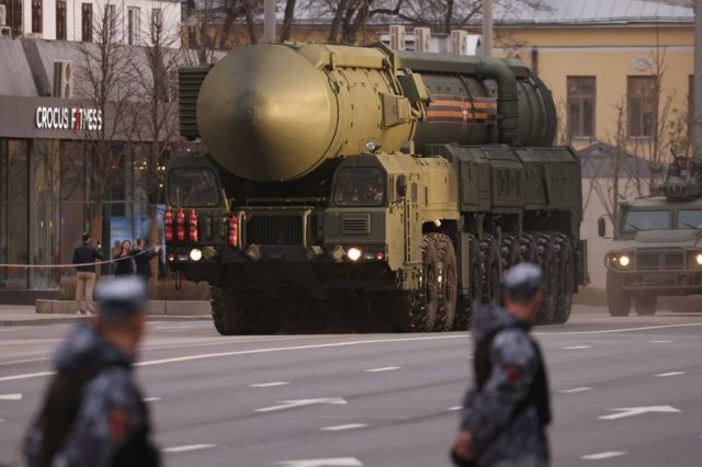 Sistema de míssil balístico intercontinental russo Yars é conduzido em Moscou antes de ensaio da parada do Dia da Vitória