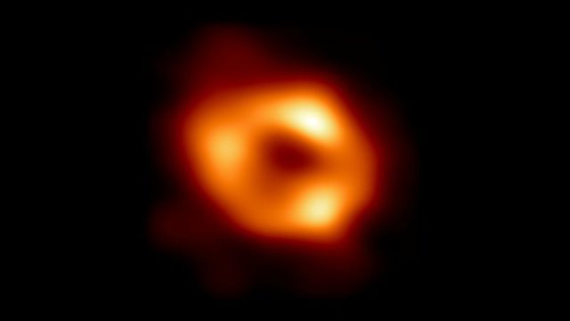 Cientistas revelam imagem de buraco negro "gigante" no centro da Via Láctea