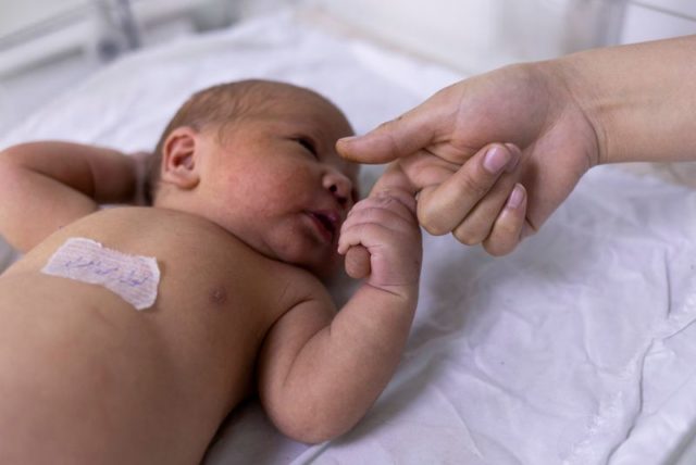 Cientistas comemoram marcador sanguíneo que identifica risco de morte súbita de bebês