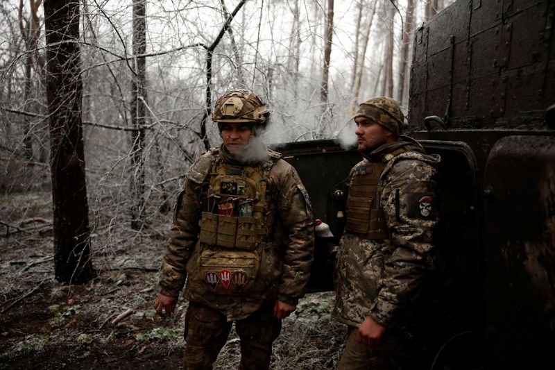 Soldados ucranianos na frente de combate na região de Kreminna