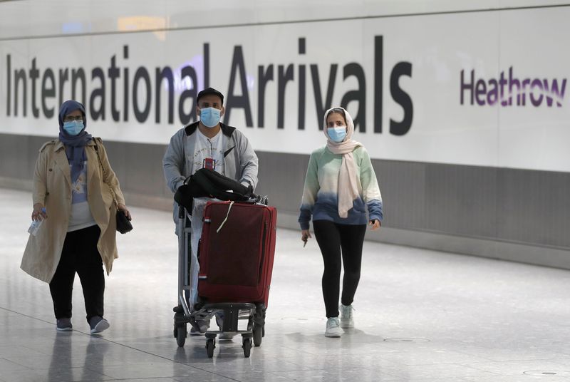 Passageiros caminham pela área de desembarque internacional do Terminal 5 do Aeroporto de Heathrow, em Londres