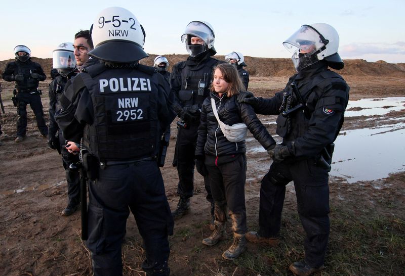 Policiais detêm ativista Greta Thunberg durante protesto contra a expansão da mina de linhito a céu aberto Garzweiler