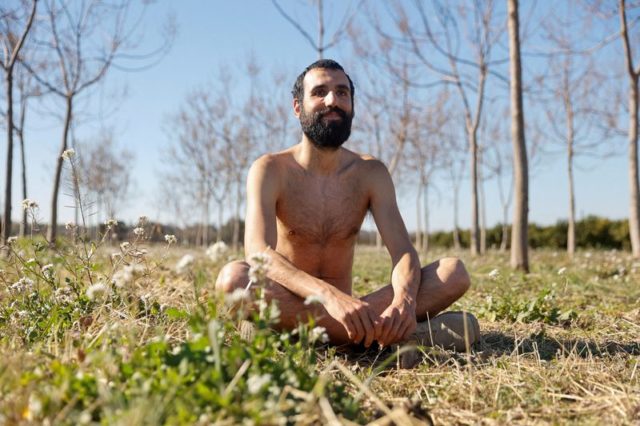 Alejandro Colomar posa pelado em seu jardim em Aldaia