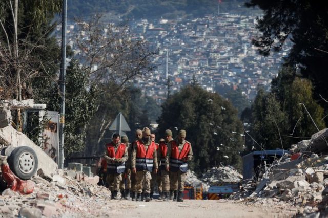 Adolescente é resgatada de escombros na Turquia 10 dias após terremoto