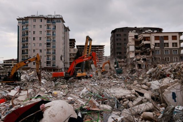 A Confederação de Empresas e Negócios da Turquia estima o custo total do terremoto em US$ 84,1 bilhões, a maior parte dos quais seria para habitação