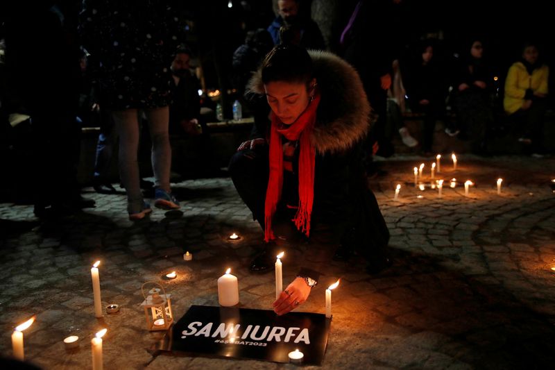 Em Istambul, turcos acendem velas para lamentar vítimas de terremoto no sul do país