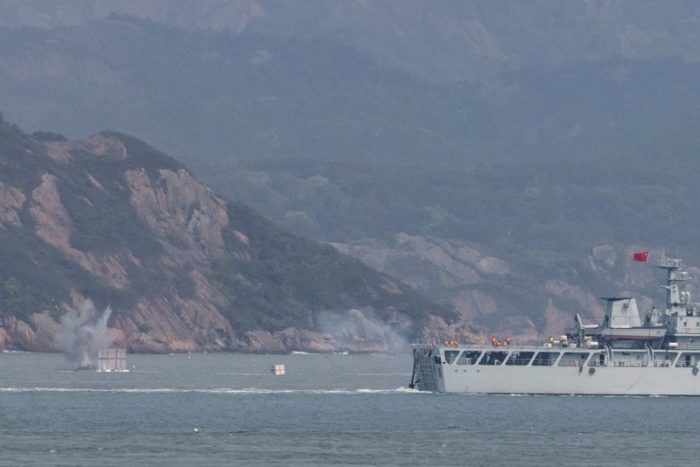 China simula ataque a Taiwan em 2° dia de exercícios militares