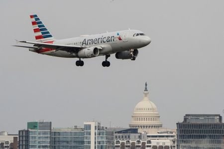 Avião da American Airlines passa pelo Capitólio dos EUA antes de pousar no Aeroporto Nacional Reagan em Arlington, Virgínia, EUA