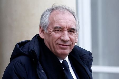 O primeiro-ministro francês, François Bayrou, deixando o Palácio do Eliseu em Paris, França