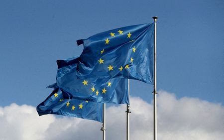 Bandeiras da União Europeia em Bruxelas; trump; tarifas