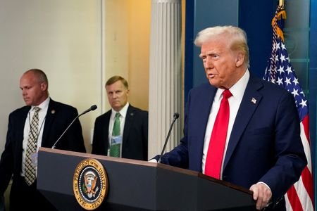 Presidente dos EUA, Donald Trump, fala a jornalistas sobre acidente aéreo